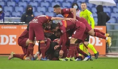 Jugadores de la Roma celebran el tanto de Gianluca Mancini. 