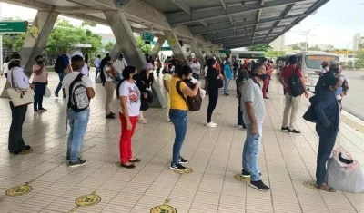 Distanciamiento de usuarios en las estaciones.