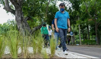 El Alcalde Jaime Pumarejo recorriendo las zonas verdes recuperadas.