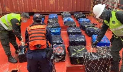 Hombres de la Policía y la Armada durante la incautación de la droga.