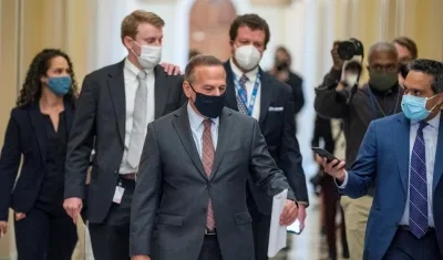 El representante demócrata de Rhode Island, David Cicilline, habla con los medios de comunicación después de escribir un artículo de juicio político contra el presidente de los Estados Unidos, Donald J. Trump.