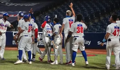 Sandy León celebra con sus compañeros luego del cuadrangular