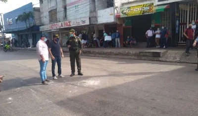 Autoridades en el lugar de los hechos.