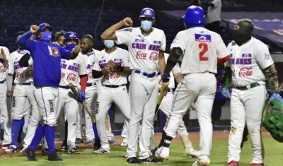 Peloteros de Caimanes celebrando el paso a la final.