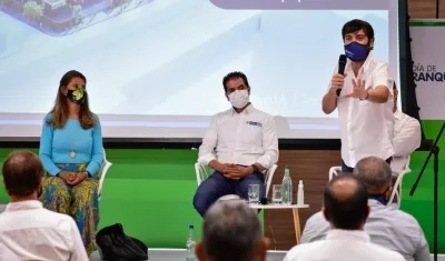 El alcalde y la vicepresidenta en la presentación del Plan de Reactivación para Vendedores Informales.