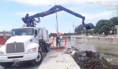 En el círculo el carretillero arrojando desechos al cauce del arroyo.