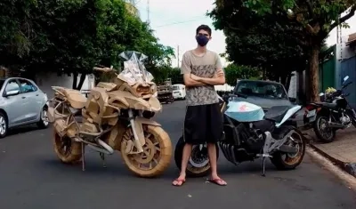 Henry Gonçalves al lado de una de sus reproducciones. 