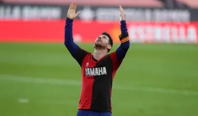 Momento del homenaje de Lionel Messi a Diego Maradona. 