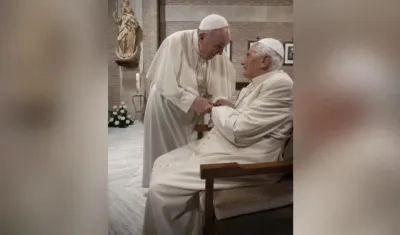 Imagen de archivo del Papa Francisco y el pontífice emérito, Benedicto XVI.