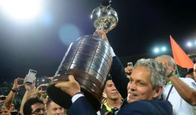 Reinaldo Rueda levanta el trofeo de campeón de la Copa Libertadores. 