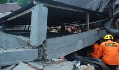 Organismos de socorro trabajan en la remoción de escombros para hallar supervivientes.