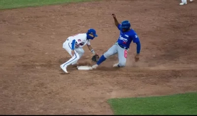 Francisco Acuña en jugada en la segunda base.