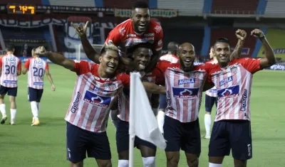 Celebración juniorista del gol de Teófilo Gutiérrez.