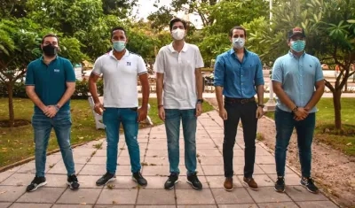 Mesa directiva de la JAL y Alcalde Local de Riomar.