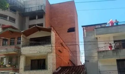 Clínica desde donde cayó el vehículo.