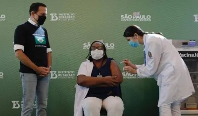 La enfermera Monica Calazans fue la primera persona en recibir la vacuna en Brasil.