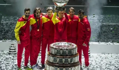 Los integrantes del equipo español tras recibir el trofeo que les acredita vencedores de la final de Copa Davis, en las instalaciones de la Caja Mágica, en 2019 en Madrid. 