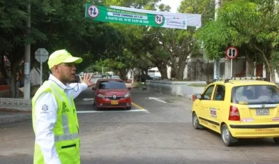 Un orientador de la Secretaría de Tránsito en la vía.