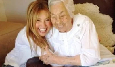 Thalía y su abuela, Eva, de 103 años.