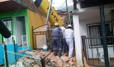En medio de dos casas quedó la avioneta ultraliviana.