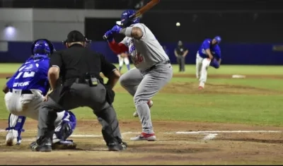 Pedro Echemendía domina a Sandy León.