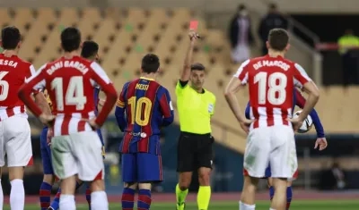 Momento de la expulsión a Lionel Messi. 