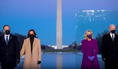 En la foto la vicepresidenta Kamala Harris y su esposo Doug Emhoff, y el presidente electo Joe Biden y su esposa Jill Biden.