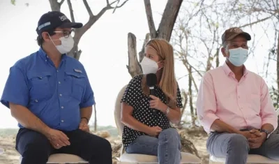 El ministro de Agricultura, Rodolfo Zea, la gobernadora Elsa Noguera y el alcalde de Repelón, Wilfrido García.