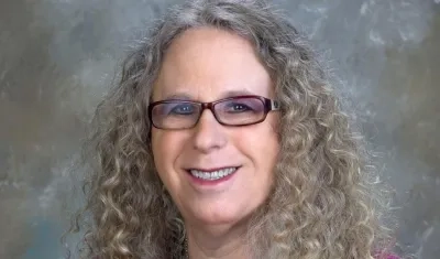 Fotografía cedida por el Equipo de Transición Biden-Harris donde aparece Rachel Levine elegida por Biden como subsecretaria de Sanidad.