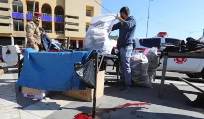 Un trabajador limpia su puesto en la céntrica plaza de Al Tayaran de Bagdad, después del atentado.