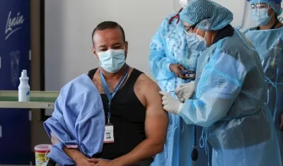 El primer vacunado en Ecuador, Jorge Luis Vélez.