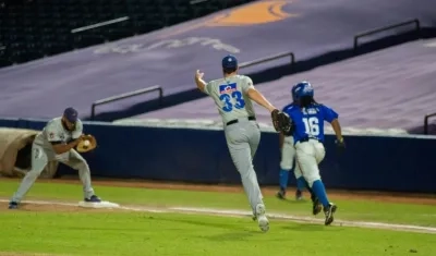 David Holmberg pone en out a Yohnny Hernández con tiro a primera.