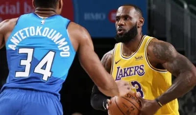 LeBron James ante la marca de Giannis Antetokounmpo.