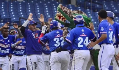 Caimanes celebra tras tomar la ventaja en el juego.