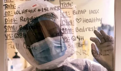 Una enfermera subrayando instrucciones para tratar a un paciente con Covid-19 en California. 