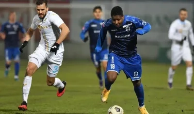 Jorge Obregón conduce la pelota. 