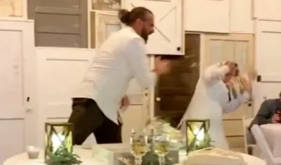 El novio le lanza el pudín en la cara a su esposa. 