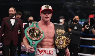 Saúl 'Canelo' Álvarez con las fajas de la AMB y el CMB. 
