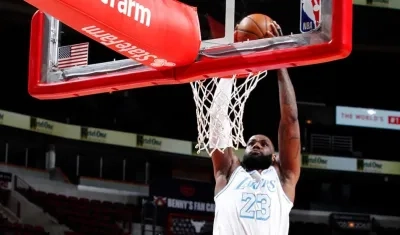 LeBron James hace una volcada en el aro. 