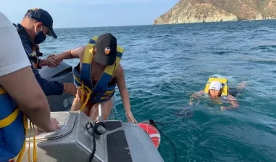 Guardacostas rescataron a seis jóvenes turistas.
