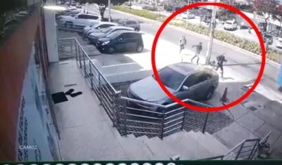 Momentos en que los tres presuntos ladrones se daban a la huída. 