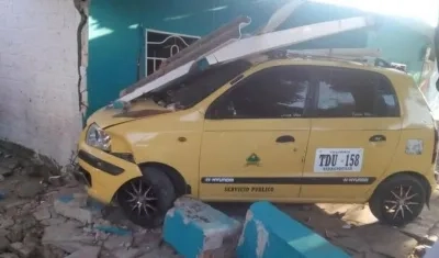 Así quedó el taxi tras estrellarse contra la vivienda. 