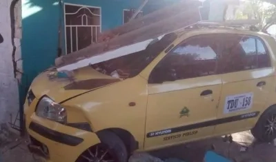 Taxi que se estrelló contra vivienda en Ponedera. 