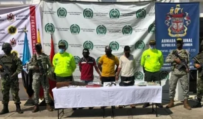 Los tres capturados en el operativo. 