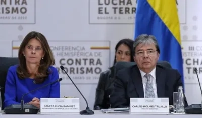 La vicepresidenta Marta Lucía Ramírez y el ministro de Defensa, Carlos Holmes Trujillo, fallecido esta madrugada por Covid-19.