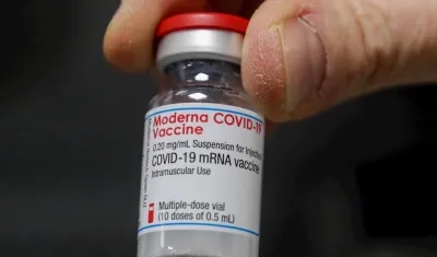 Una dosis de la vacuna contra el Covid-19 producida por la biotecnológica estadounidense Moderna. 