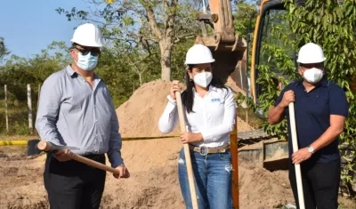 La gerente de Triple A, Ángela Marcela Ortiz, y los alcaldes de Baranoa, Roberto Celedón, y Polonuevo, Edgardo Martes.