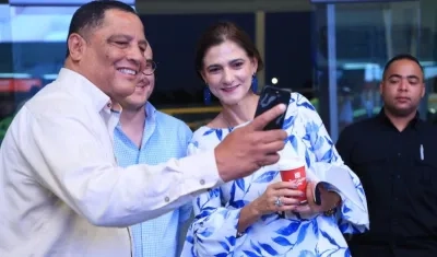 La Ministra Ángela María Orozco, durante una visita protocolaria al aeropuerto.