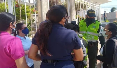 La madre de la joven en Los Nogales (derecha).
