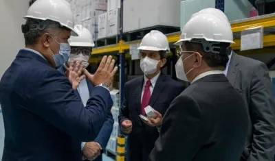 El presidente Iván Duque y el ministro de Salud, Fernando Ruiz, durante la inspección a las bodegas de vacunas.